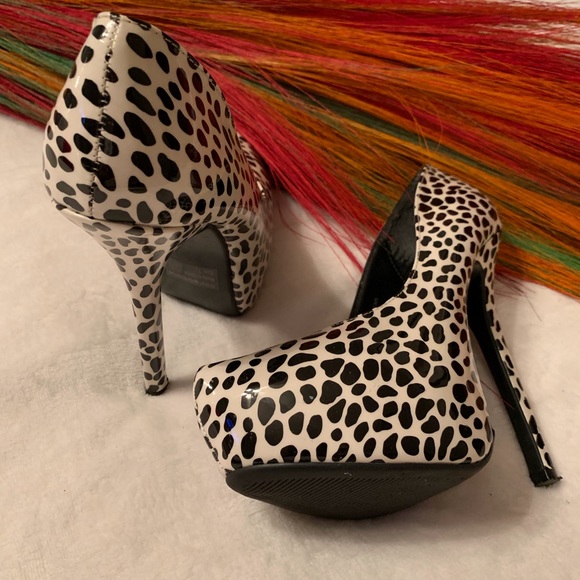 Fun Spotted Pumps - Picture 1 of 3